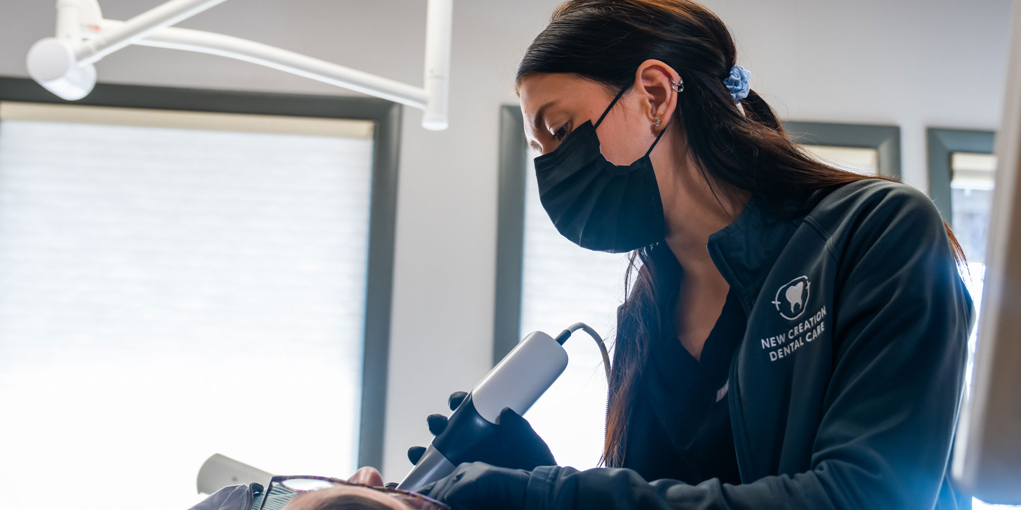 Team member taking a dental 3d scan of Patients teeth and gums